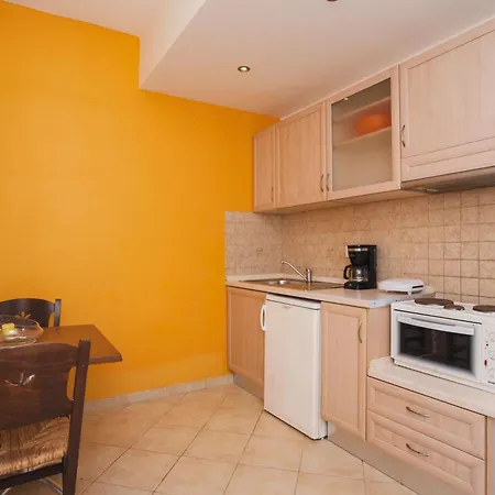 Angelique Apartment *